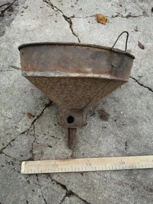 OLD TOOL Ancien gros entonnoir en tôle tracteur garage déco atelier  - Photo 1/4