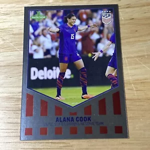 2024 Parkside 2023 Fútbol USWNT Resumen Alana Cook Plata Paralelo NWSL Lámina - Imagen 1 de 4