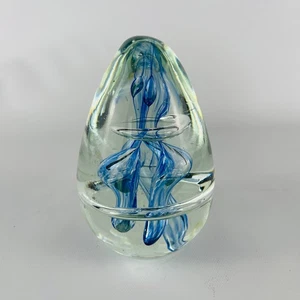 Klarglas eiförmiger Briefbeschwerer Kunstglas kontrolliert blau Wirbel Design 4 1/2" - Bild 1 von 5