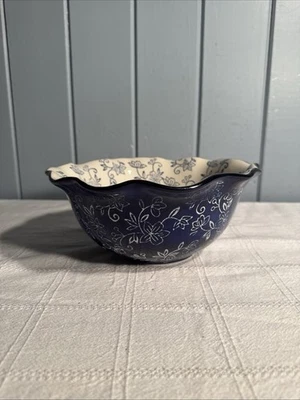 Temp-tations Encaje Floral 2Qt. "Cuenco para mezclar/servir borde festoneado - azul y blanco 9""" Foto 1 de 4