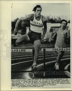Foto de prensa 1972 Robert Primeaux de la Universidad de Texas al frente en carrera de obstáculos - Imagen 1 de 2