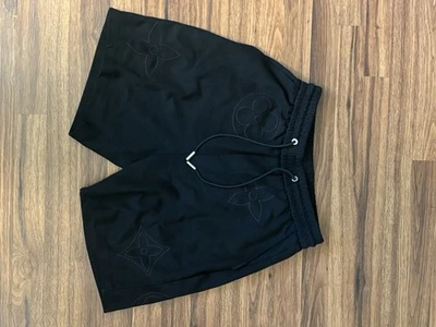 Pantalones cortos Louis Vuitton negros con monograma en la cintura con cordón para hombre Foto 1 de 4