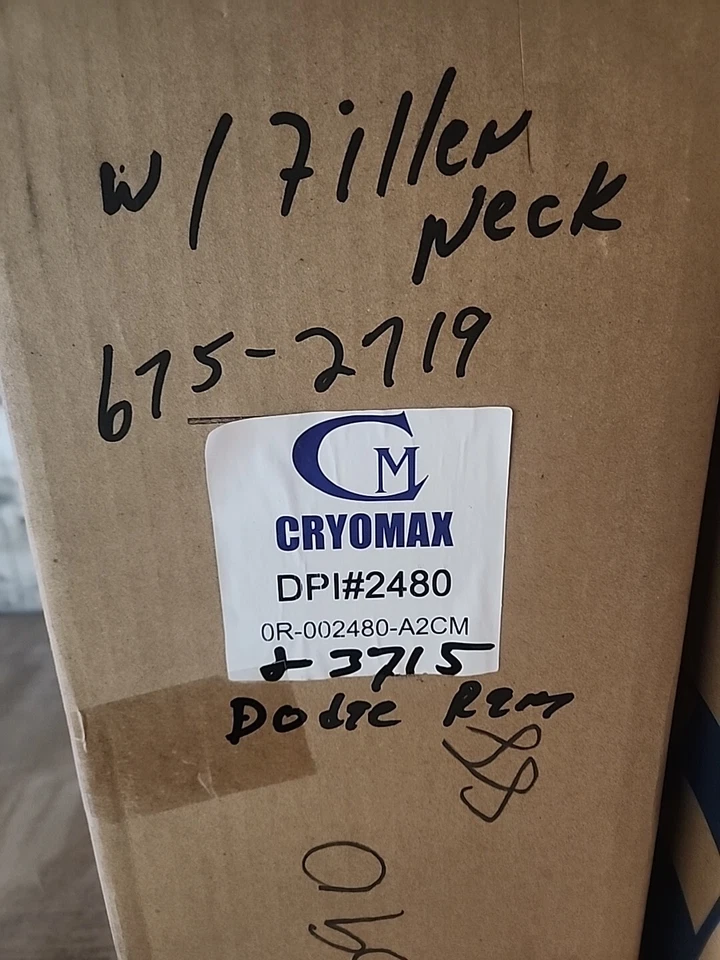 Radiador con cuello de relleno para camioneta Dodge 1500 03-05 Foto 1 de 4