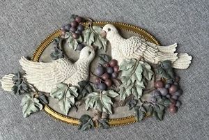 PLACA DE PARED VINTAGE PALOMAS CON UVAS FOREVER YOUR KIRKLANDS RESINA OVALADA - Imagen 1 de 9