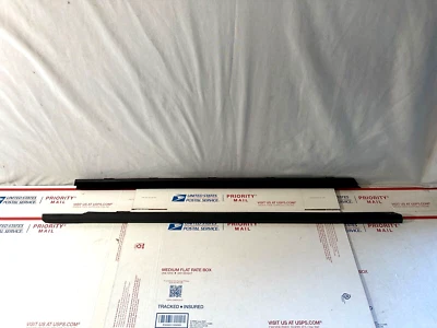 Jaguar XE 2017-2019 puerta delantera derecha ventana moldura inferior tira climática OEM Foto 1 de 4