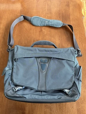 Tumi T-TECH Clásico 5506SLB Azul Pizarra Nylon Mensajero Bolso de Hombro para Laptop Foto 1 de 4