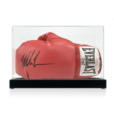 Roter Boxhandschuh signiert von Mike Tyson. In Vitrine - Bild 1 von 3