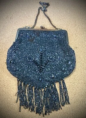 Antiguo bolso con solapa con cuentas azabache negro necesita reparación o reutilización de cuentas Foto 1 de 4