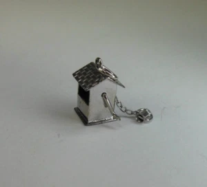 Ciondolo pozzo in argento sterling con secchiello e manico a manovella - Foto 1 di 4