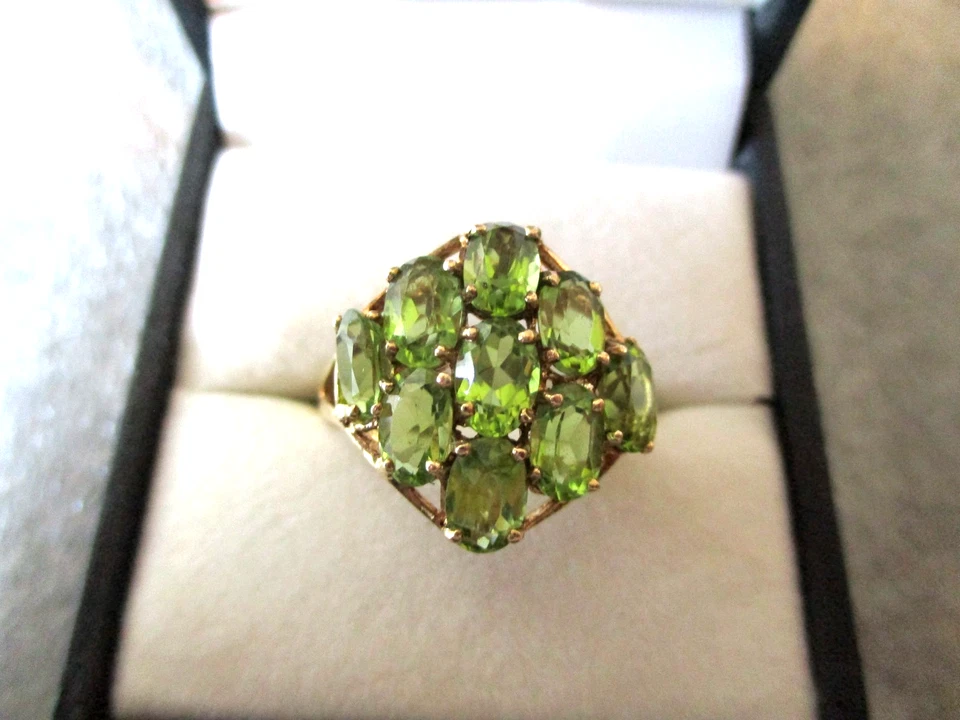 VINTAGE 10K YELLOW GOLD PERIDOT (9) COCKTAIL CLUSTER RING - SIZE 8 - ~5ct - 4.1g - Image 1 of 4