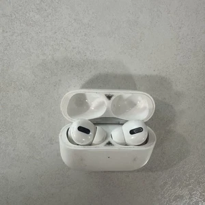 Apple AirPods Pro Wireless Noise Cancelling Earbuds with Charging Case - Photo 1 sur 3