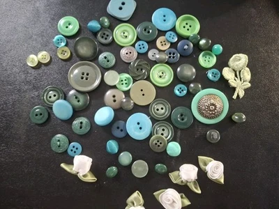 Vintage Green Plastic Buttons Lot Assorted Sizes - Image 1 of 4