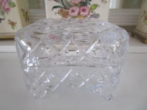 BEAUTIFUL SQUARE AND FOOTED DIAMOND CUT CRYSTAL TRINKET BOX - Picture 1 of 9