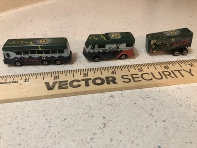 Micro máquinas verde cicloturismo autobús y camión remolque cráneo esqueleto en ACycle Foto 1 de 2