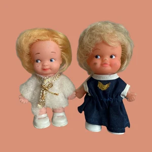 Vintage Hong Kong Vinyl Puppen Paar - 4,5" blonde Haare - Original Outfits Schuhe - Bild 1 von 5