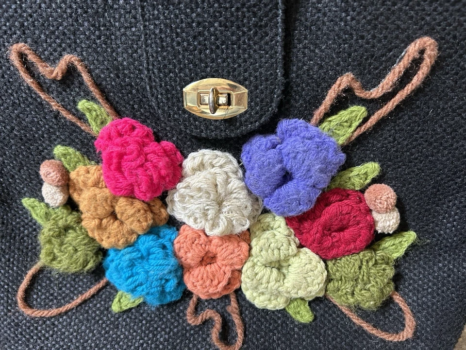 Bolso de mano boho vintage años 60, flores de ganchillo, arpillera negra, JR Florida, baquelita Foto 1 de 4