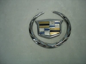 2002-2005 DEVILLE DHS DTS OEM TRUNK WREATH & CREST EMBLEM SET - 2 PC - Bild 1 von 4