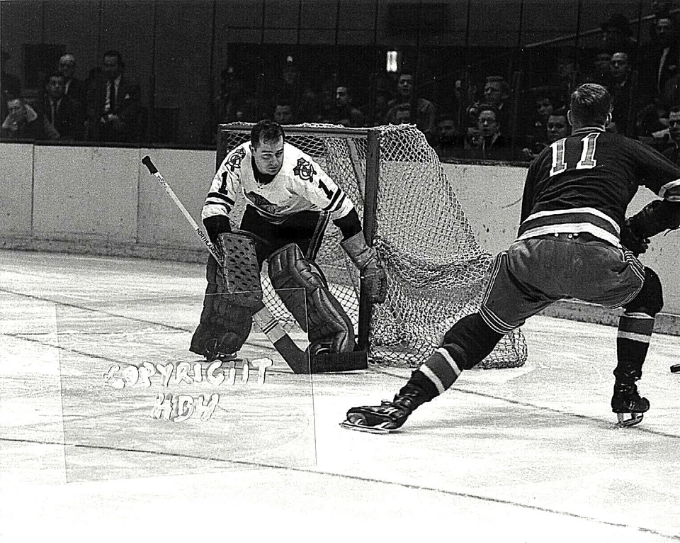 Foto en acción de los Chicago Blackhawks de Glenn Hall v Rangers Salón de la fama #7 (c) Hadfield Foto 1 de 1