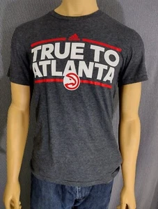 ATLANTA HAWKS NBA Basketball T Shirt Uomo Small ADIDAS Grigio "True to Atlanta" - Foto 1 di 5