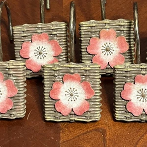 12-teiliges Set Blumen Badezimmer Duschvorhang Haken Mohnblumen rosa mit braunem Quadrat - Bild 1 von 7