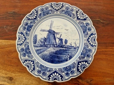 Assiette en faience de Delft Blue à décor d'un moulin près d'une rivière - Photo 1/4