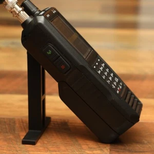 Desktop Stand for Uniden SDS100 Handheld Radio Scanner (SCANNER NOT INCLUDED) - Afbeelding 1 van 5