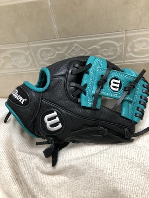 "Guante de béisbol Wilson A500 para niños ajuste ajustado negro y verde 10,75"" lanzamiento a la derecha" Foto 1 de 4