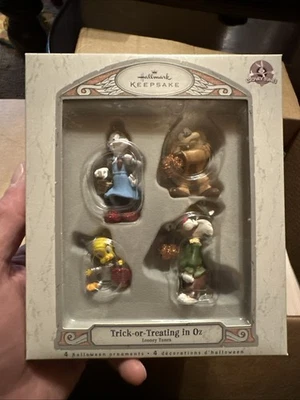 2007 HALLMARK LOONEY TUNES Trick or Treating in Oz Set of 4 Ornaments NEW!   - Image 1 of 4