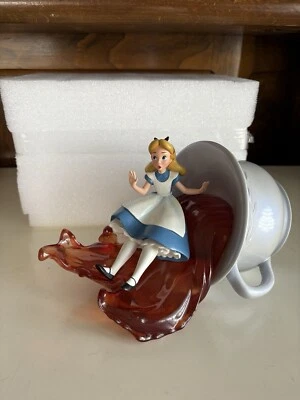 Disney Showcase 100 Años de Maravillas Alicia en el País de las Maravillas Taza Estatuilla Enesco Foto 1 de 4