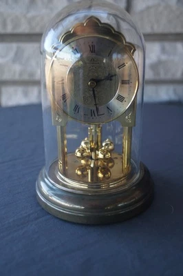 Kleine Drehpendeluhr / Jahresuhr von Dugena mit Glasdom- - Bild 1 von 4