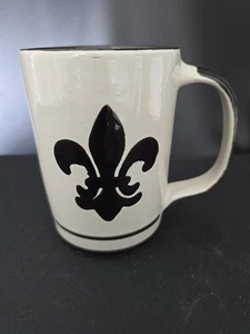 Louisville Steingut Becher beige mit schwarzer Fleur de Lis New Orleans Handarbeit - Bild 1 von 4