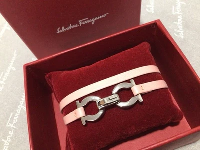 PULSEIRA GANCINI / Caixa de Joias Ferragamo Assinada SALVATORE FERRAGAMO - Imagem 1 de 4