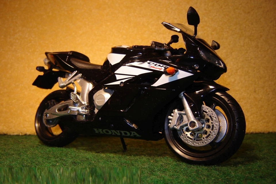 1:12 Honda CBR 1000 R Schwarz Weiss 2005 NEW RAY 00251 - Bild 1 von 1