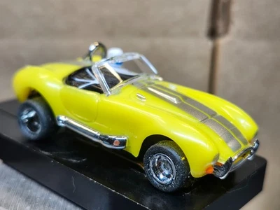 DASH COBRA 带 T-DASH II 底座全新 HO SLOT 汽车 — 第 1/3 张图片