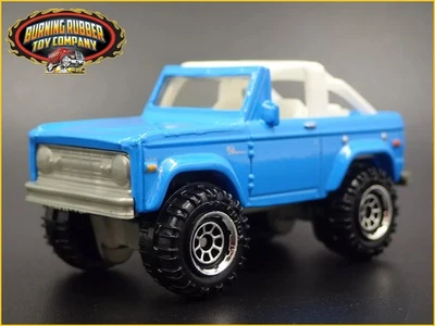 1972 72 Ford BRONCO 4X4 fuori Strada W con Gancio Blu 1:64 Scala Modellino Auto - Immagine 1 di 4