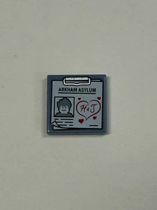 Lego Harry Potter "Arkham Asylum" Klemmbrett Muster 2x2 verzierte Fliese - Bild 1 von 1