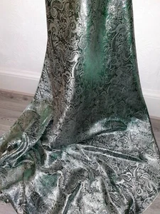 TELA BROCADA METÁLICA DE DISEÑO CACHEMIRA 1 M VERDE BOTELLA/PLATA 58"" DE ANCHO - Imagen 1 de 6