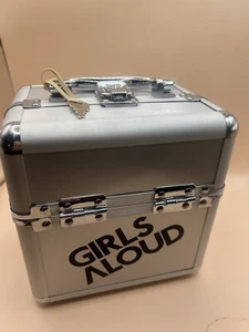 GIRLS ALOUD CD COLECCIÓN ÚNICA ESTUCHE DE TREN - ¡JUEGO DE CAJA DE 22 CD CON ESTUCHE DE METAL CON BLOQUEO! - Imagen 1 de 5