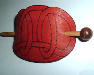 COLA DE CABALLO Y SOPORTE PARA MOÑO DE CUERO ROJO MECANIZADO A MANO CON PALO DE MADERA Foto 1 de 3