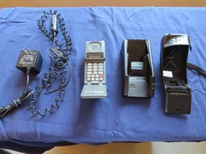 Téléphone à clapet vintage Motorola avec chargeur, chargeur voiture et étui cuir - Photo 1 sur 4