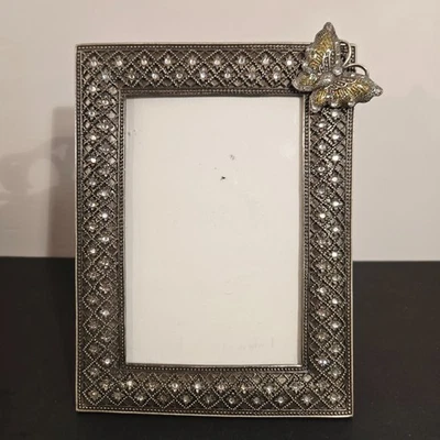 Hermoso marco plateado 4x6 con patrón de diamantes de mariposa y cristales Foto 1 de 2