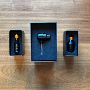 Cheyenne Sol Terra Tattoomaschine — Motor, 22 mm Griff und 33 mm Griff — Open Box - Bild 1 von 5