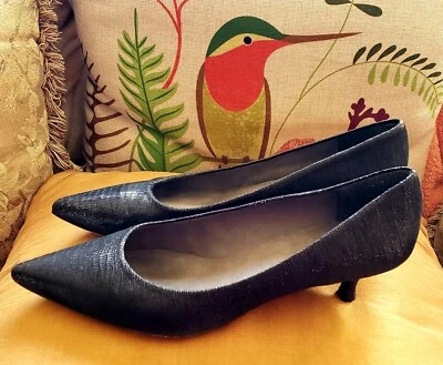 BOMBAS DE TACÓN STUART WEITZMAN POCO $365 ESTAMPADO DE LAGARTO NEGRO FAB GATITO 38.5 7.5 Foto 1 de 4