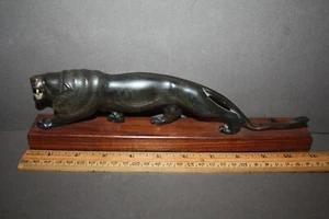 VINTAGE MID CENTURY GESCHNITZTER SCHWARZER PANTHER AUS DUNKLEM HOLZ MIT ZÄHNEN AUF HOLZSOCKEL/STÄNDER - Bild 1 von 7