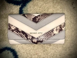 NEW NWT Michael KORS Snakeskin Chevron Travel Wallet - Picture 1 of 6
