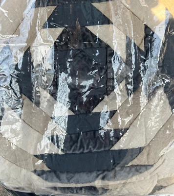 Pottery Barn Aubrey 天鹅绒拼布被子国王 — 第 1/2 张图片