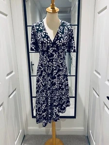 QED LONDON ~ LADIES STUNNING BLACK & WHITE FLORAL V NECK DRESS SIZE UK 8-10 - Picture 1 of 12
