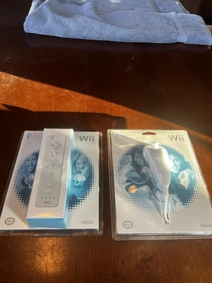 Telecomando Nintendo Wii 64418A & Wii Nunchuk RVL-F Mi-16 bianco Nintendo nuovo mai aperto - Immagine 1 di 4