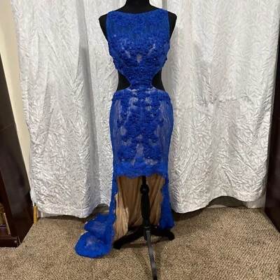 Vestido corto a largo azul real y nude con encaje floral Sherri Hill talla 4 Foto 1 de 4