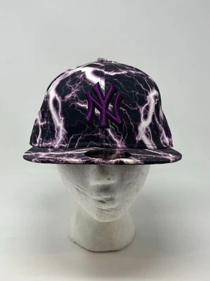 New Era Para Hombres 59Fifty MLB New York Yankees Sombrero Ajustado Púrpura Relámpago Talla 7 1/2 Foto 1 de 4